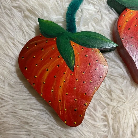 HAND CRAFTED Painted Set of double hanging wood strawberries NWOT Sealed - Picture 9 of 13
